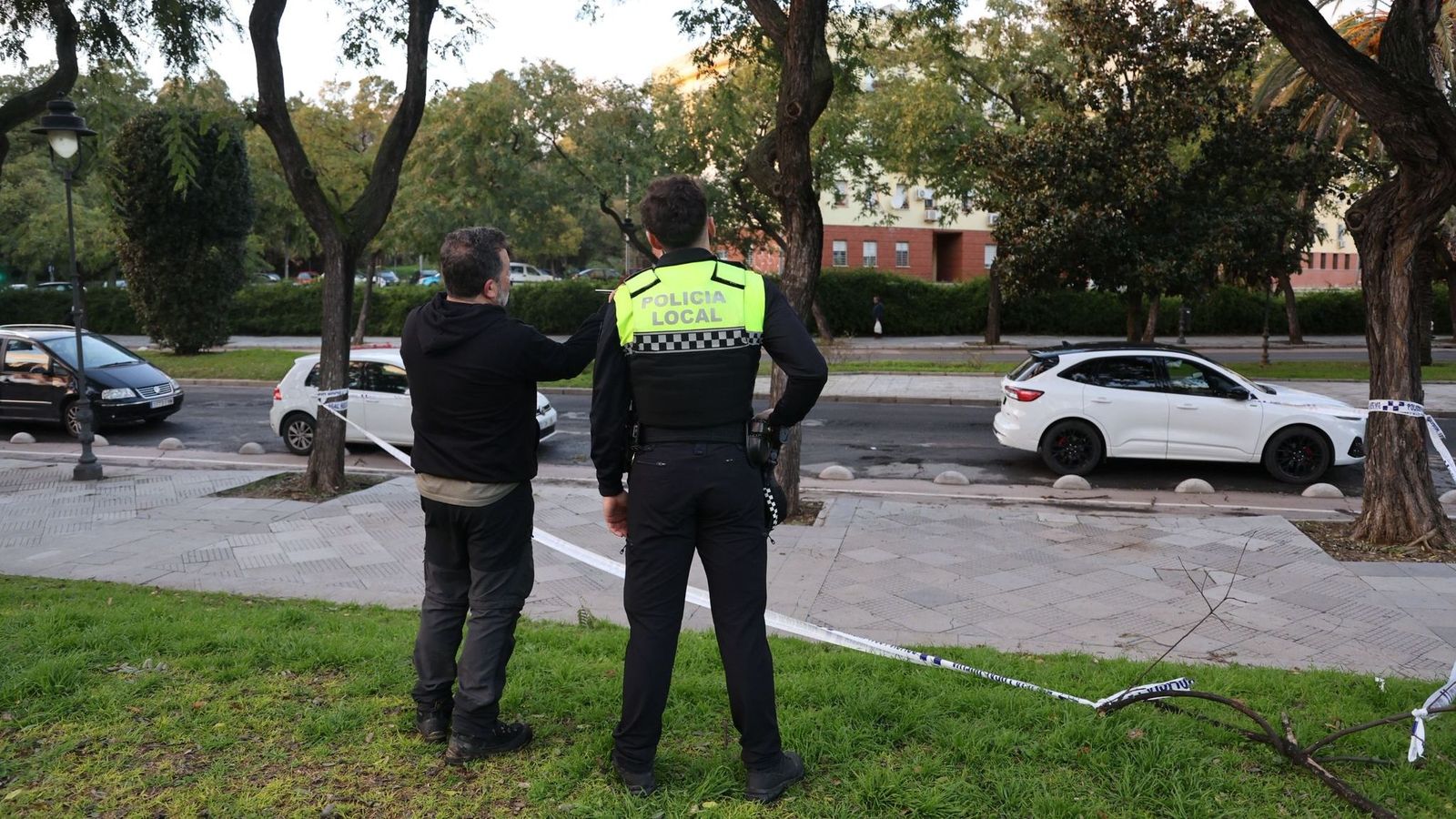 Efectivos de la Policía Local de Huelva en la calle San Sebastián.