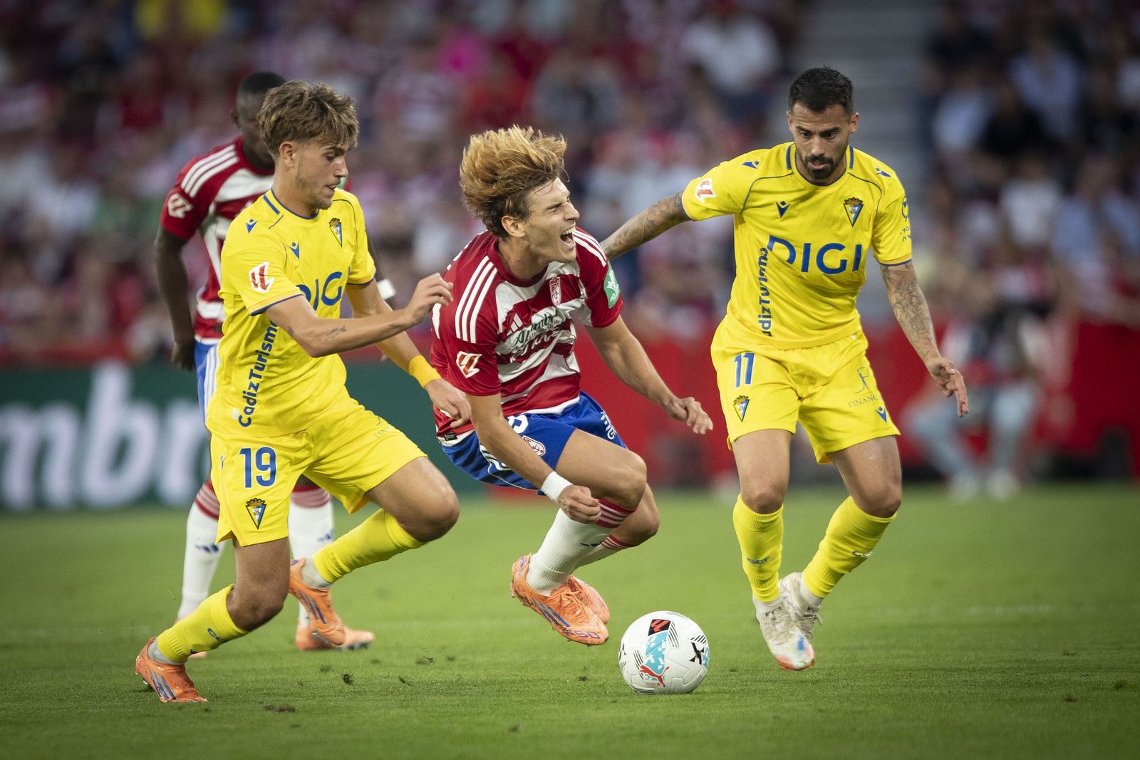 Jorge Pascual reclamando una falta ante la presencia de Suso.