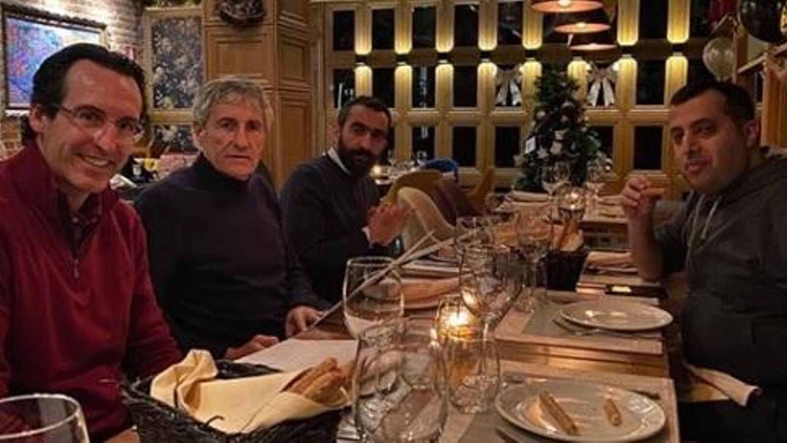 Al-Sheikh, ya afeitado, el viernes noche en una cena con Emery, Setién y El Assy