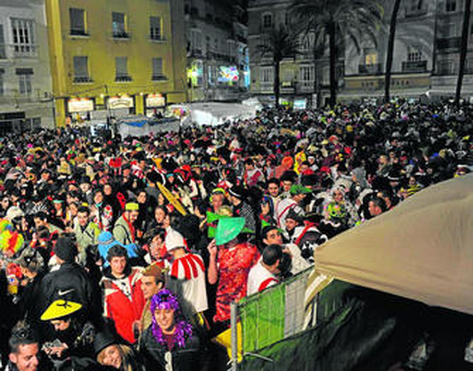 La Plaza de la Catedral de Cádiz fue el principal punto de encuentro de los jóvenes en la noche del sábado de Carnaval.