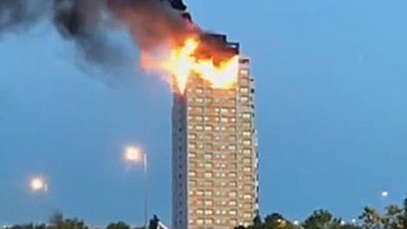 Un gran incendio devora los pisos superiores de una torre del norte de Madrid