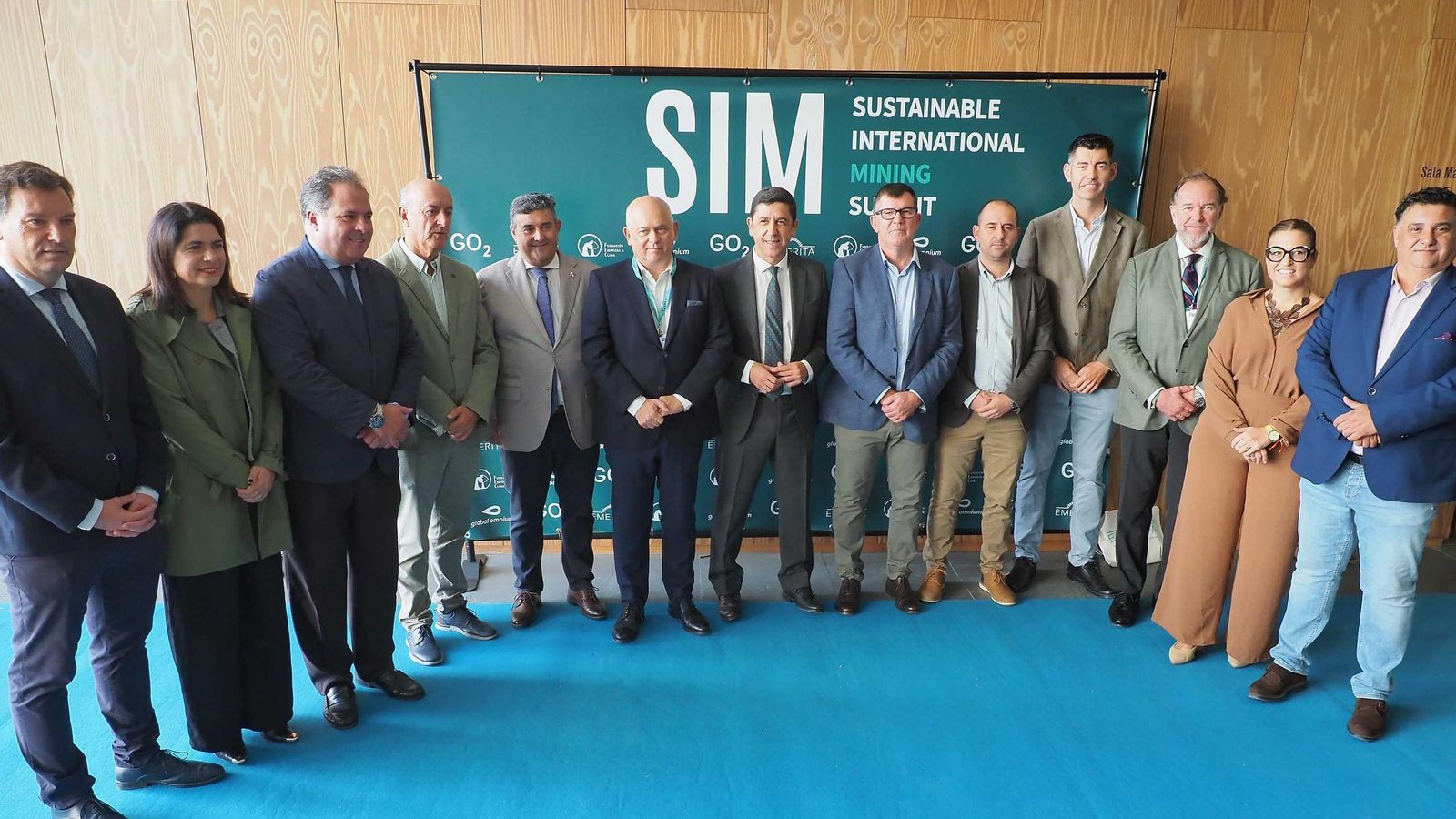 Foto de familia de representanes institucionales y de las empresas organizadoras del congreso Foto de familia de representanes institucionales y de las empresas organizadoras del congreso