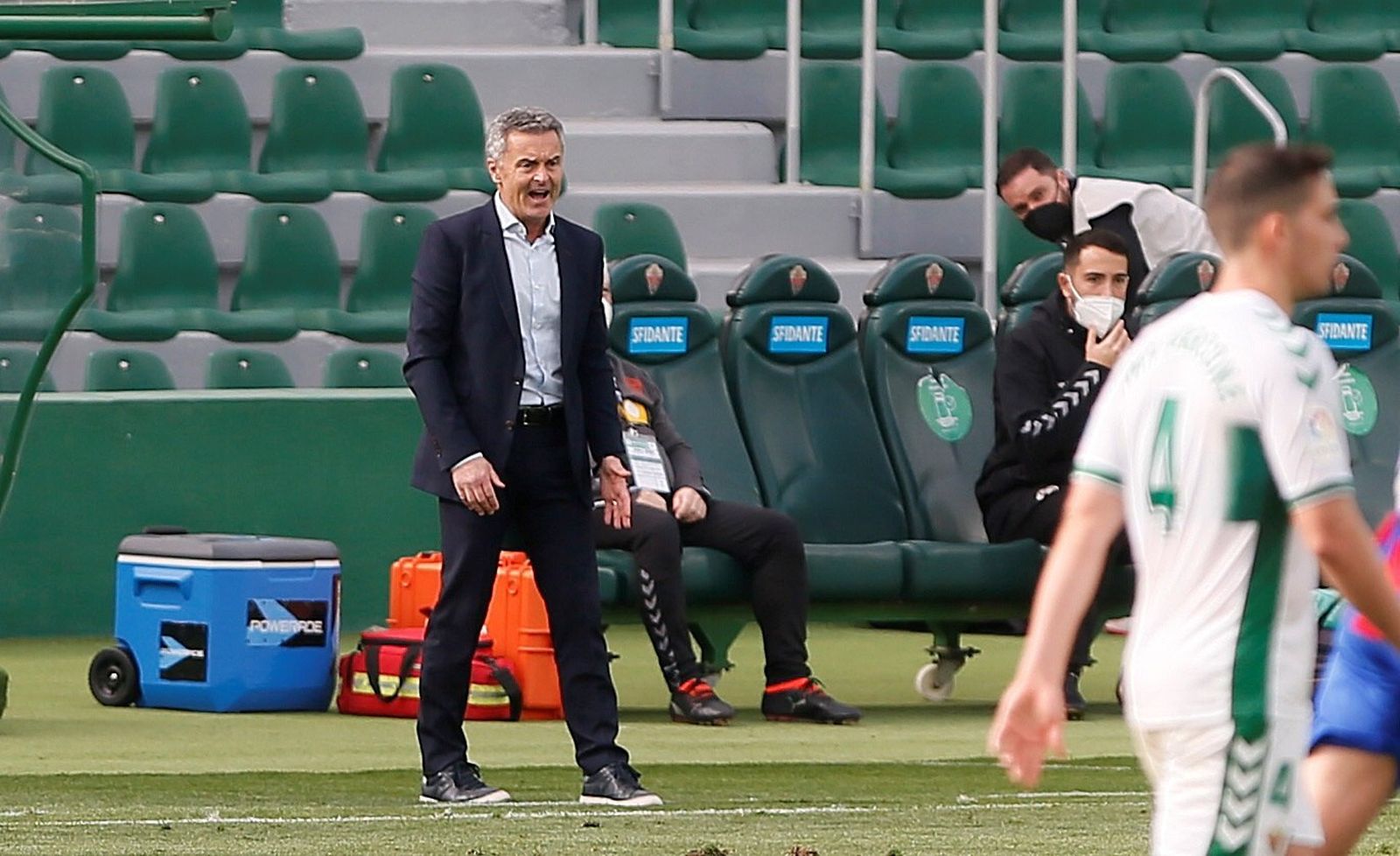 Fran Escribá da órdenes durante el Elche-Eibar.