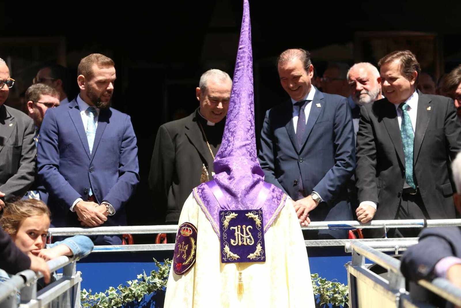 El hermano mayor de Pollinica pide la venia al obispo de Málaga y al presidente de la Agrupación de Cofradías.