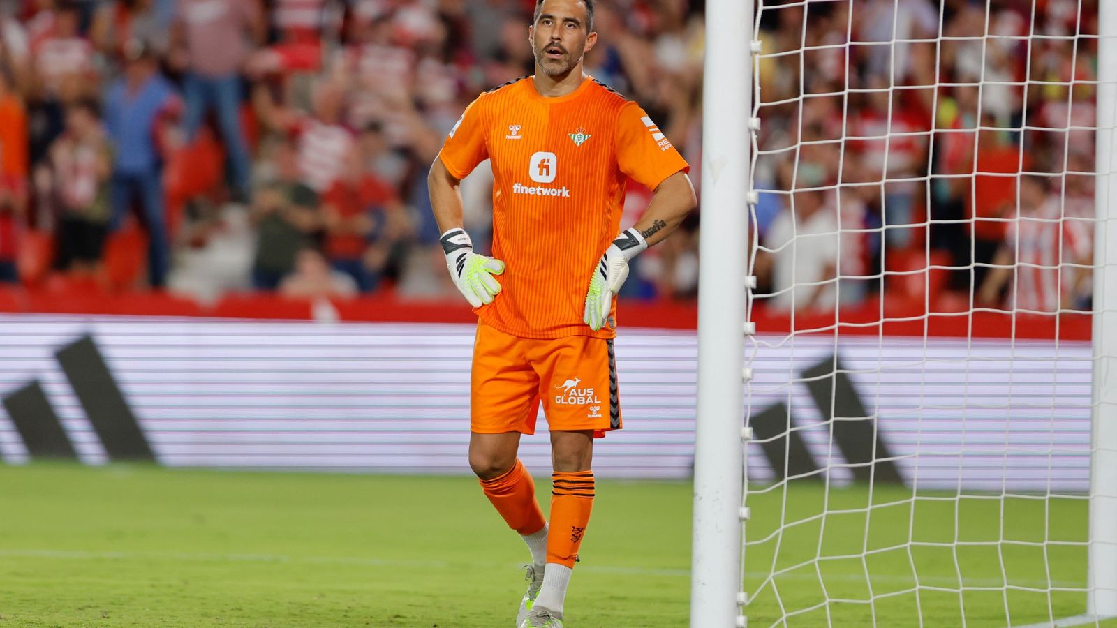 Claudio Bravo observa el juego.