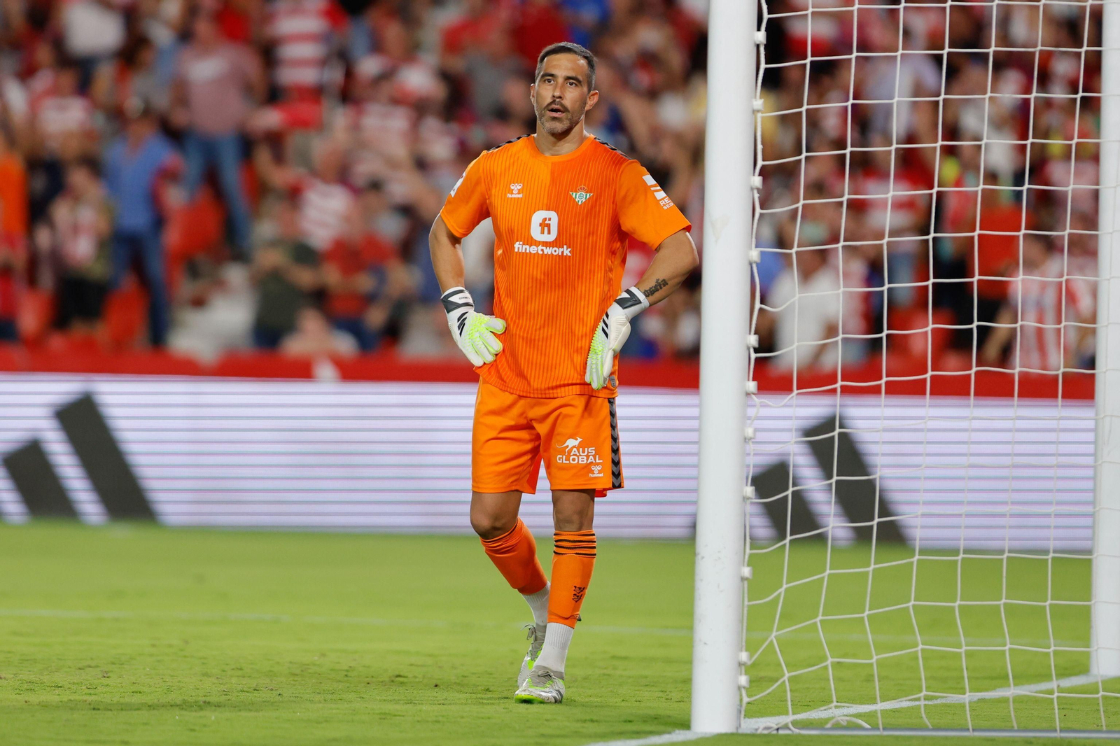 Claudio Bravo observa el juego.