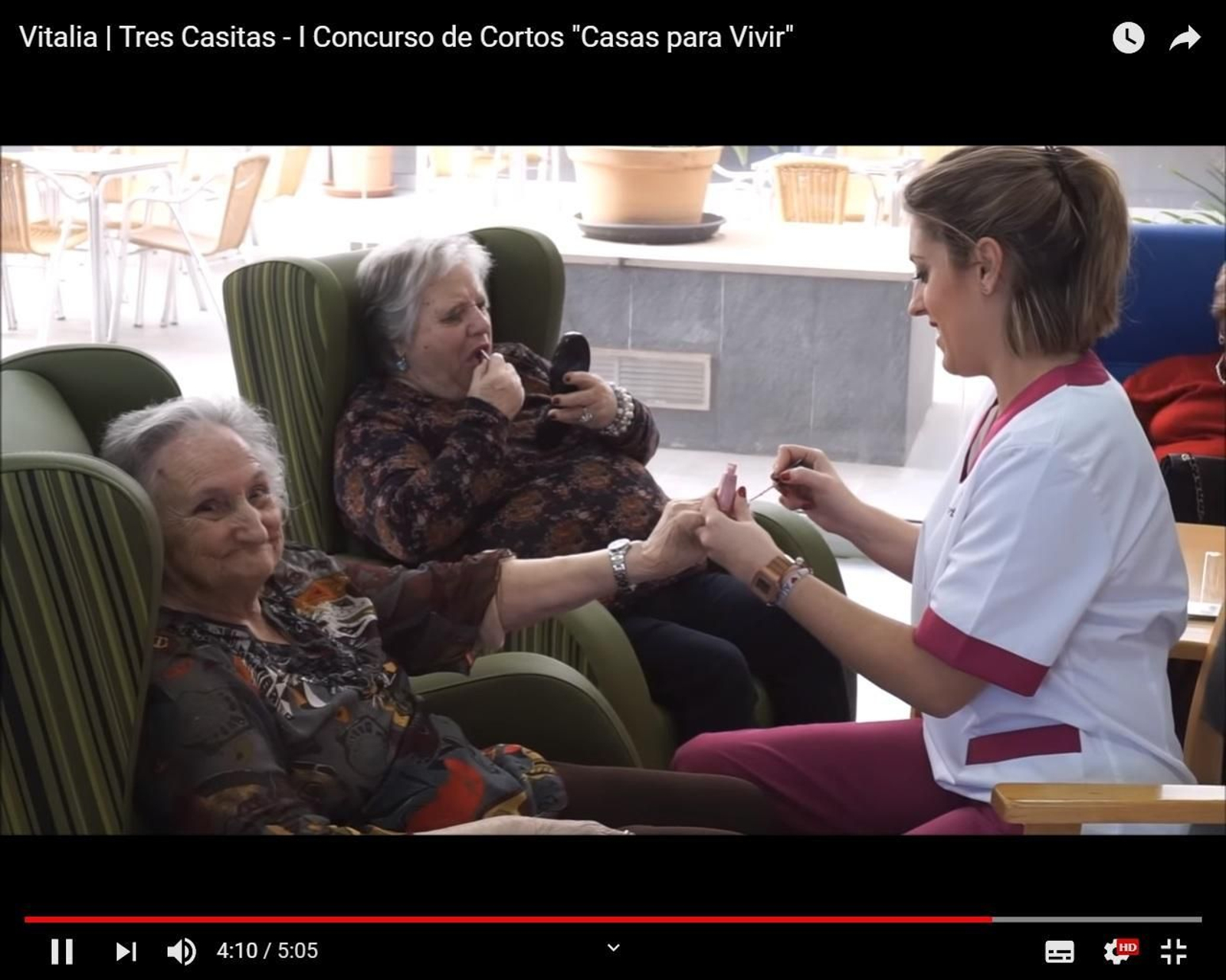 Margarita Reyes, arreglándose las uñas en un momento del cortometraje.