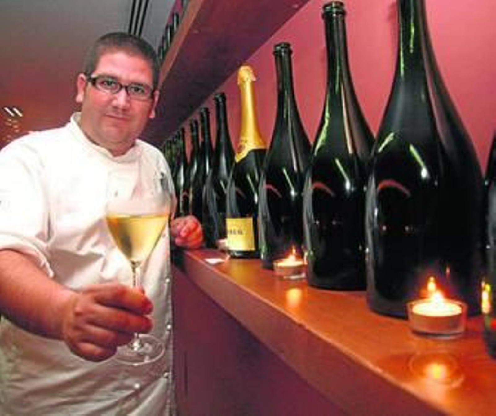 Dani García brinda en su restaurante Calima, en Marbella.