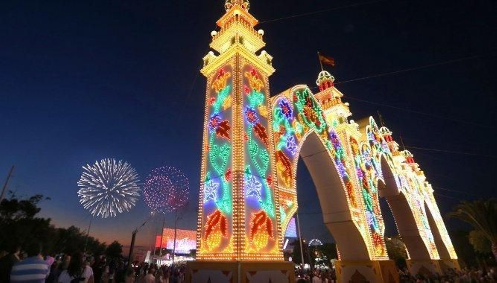 La portada principal iluminada con fuegos artificiales al fondo.