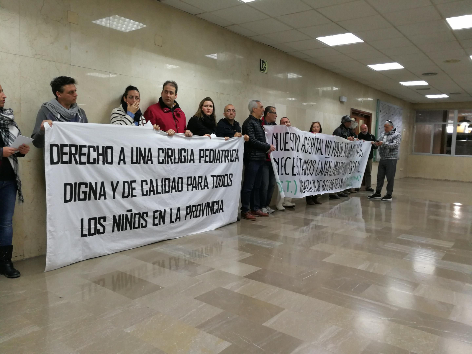Algunos padres junto a miembros de Autonomía Obrera y CGT ayer en el vestíbulo del Hospital Puerta del Mar.