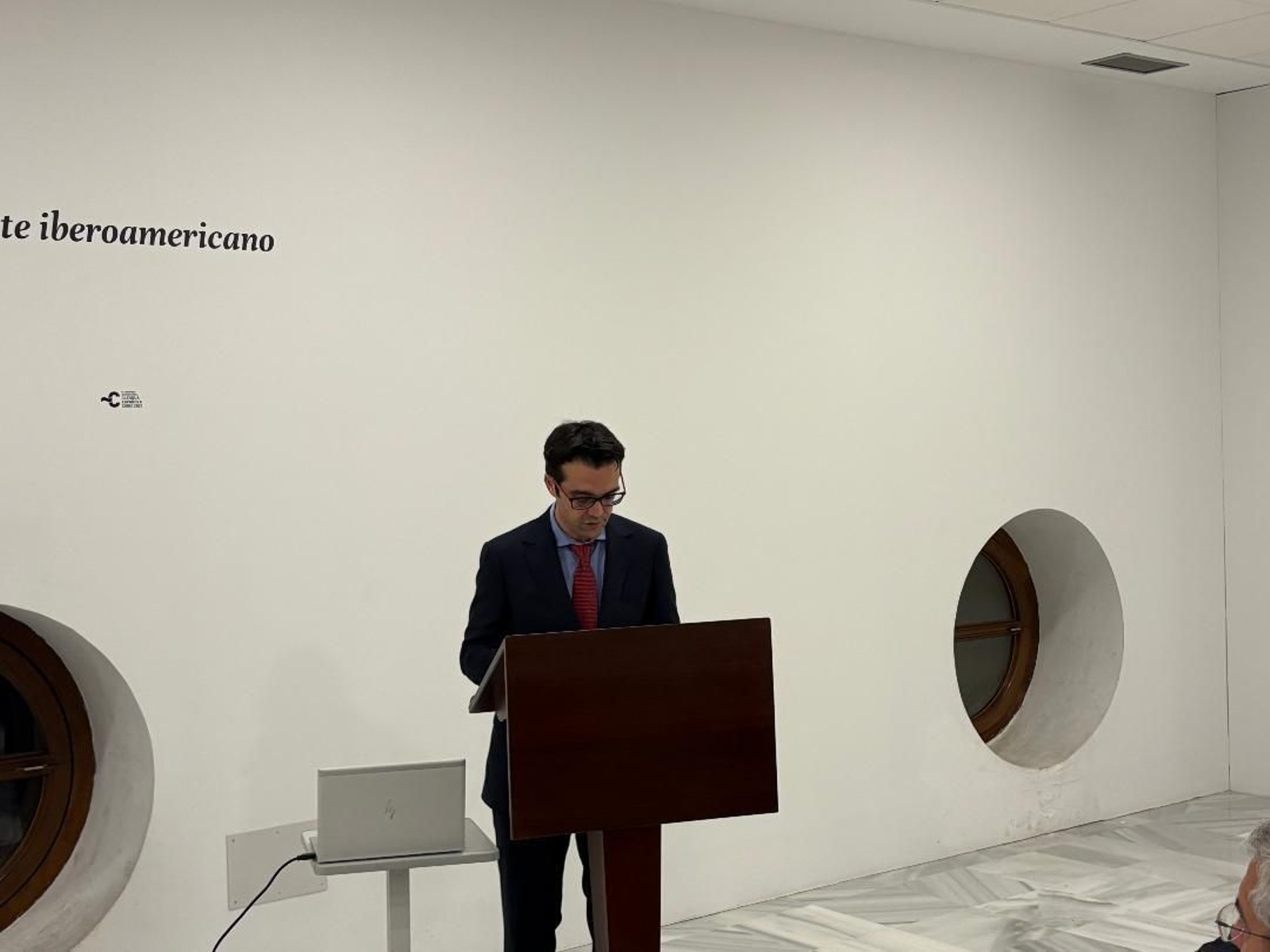 Rodrigo Escribano Roca durante su discurso de ingreso en la Academia Hispano Americana de Ciencias, Artes y Letras.