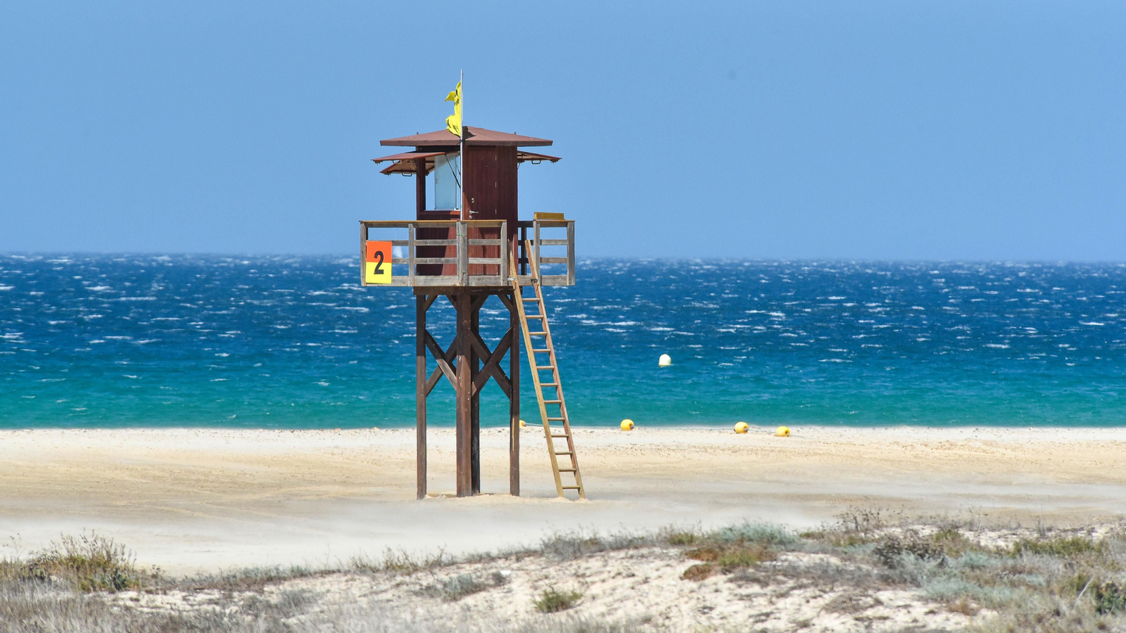 Un día de levante fuerte en Tarifa, en imágenes