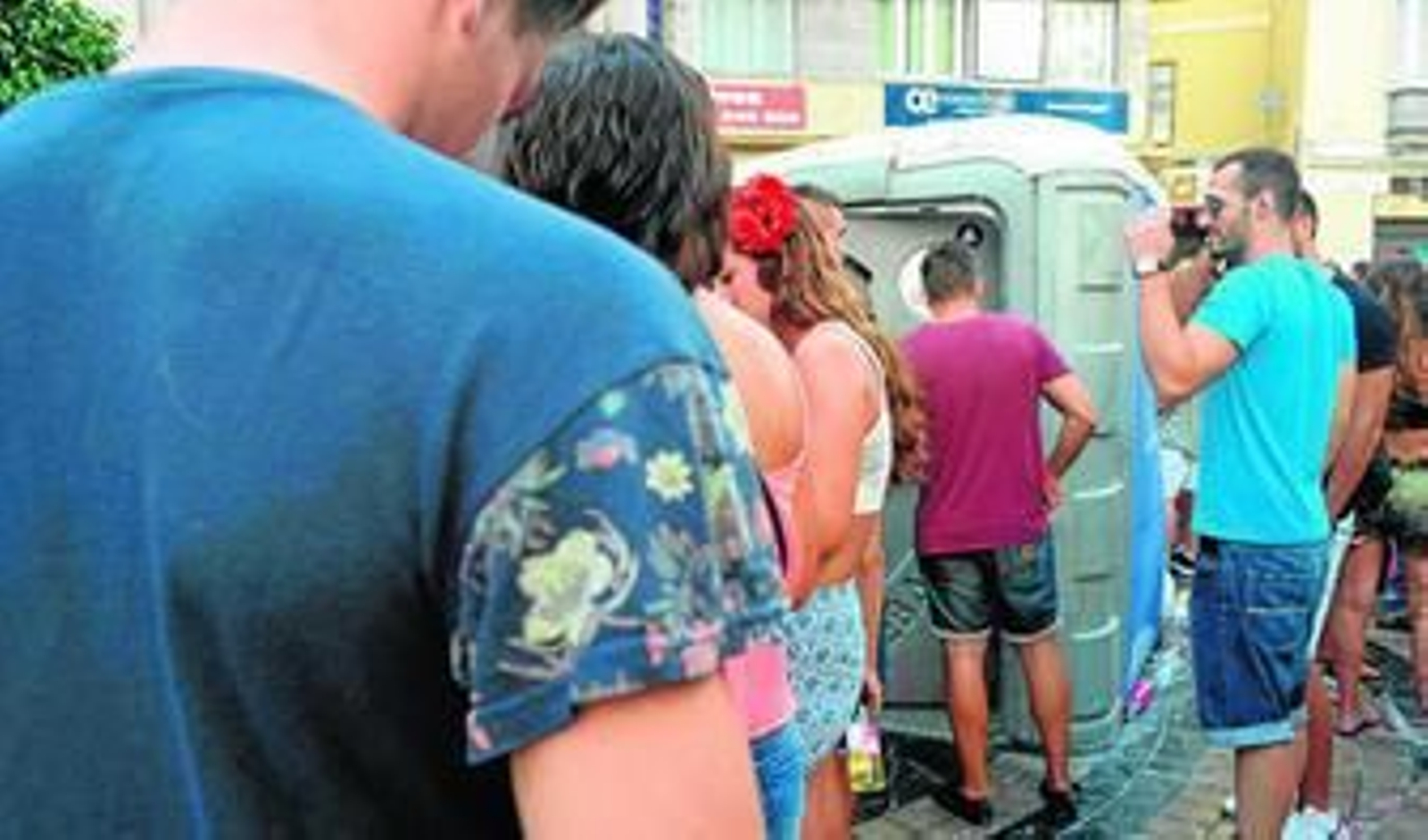 Baño portatil en mitad de la plaza Uncibay durante la feria, ayer.