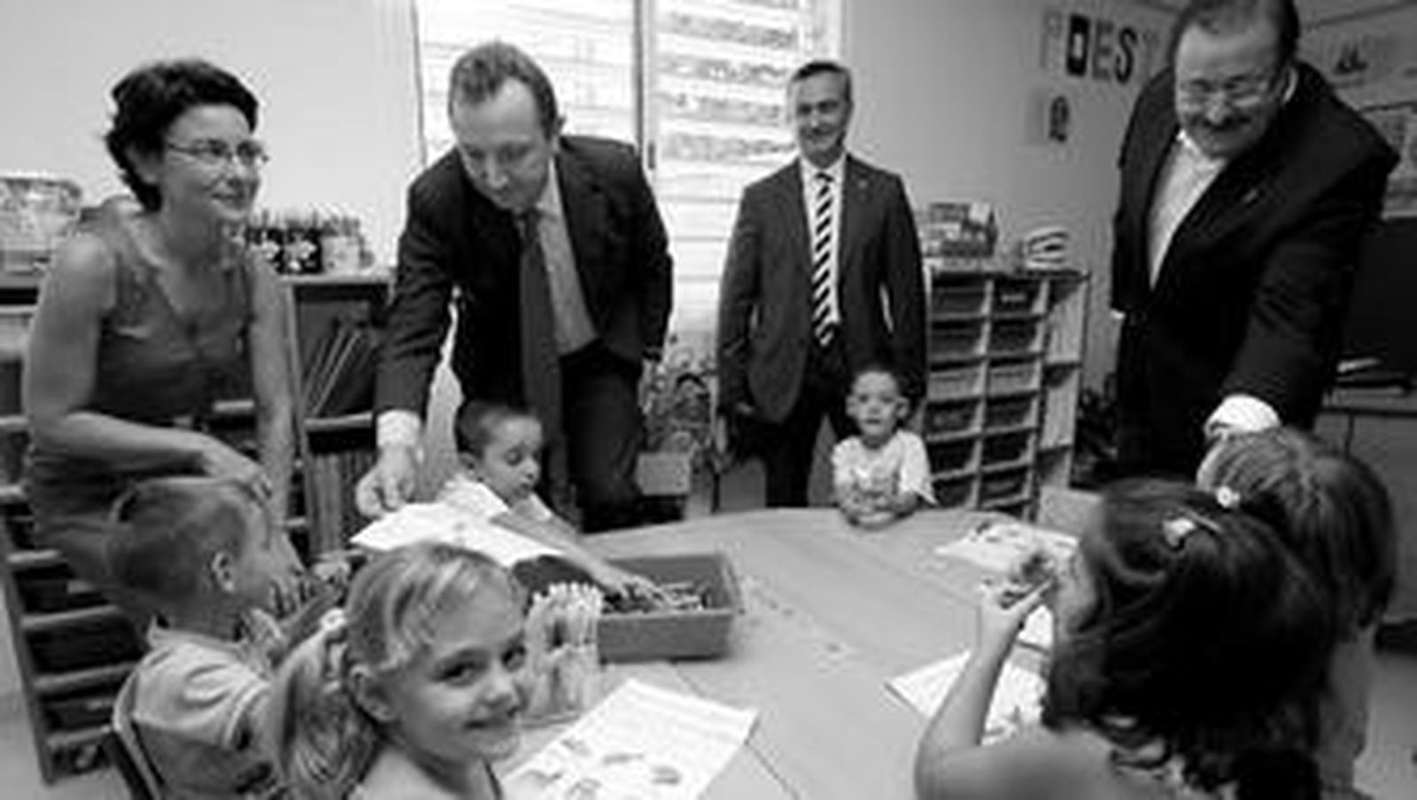 Recio departe con un niño bajo la atenta mirada de Maribel Requena, Usero y Cristóbal Urrutia.