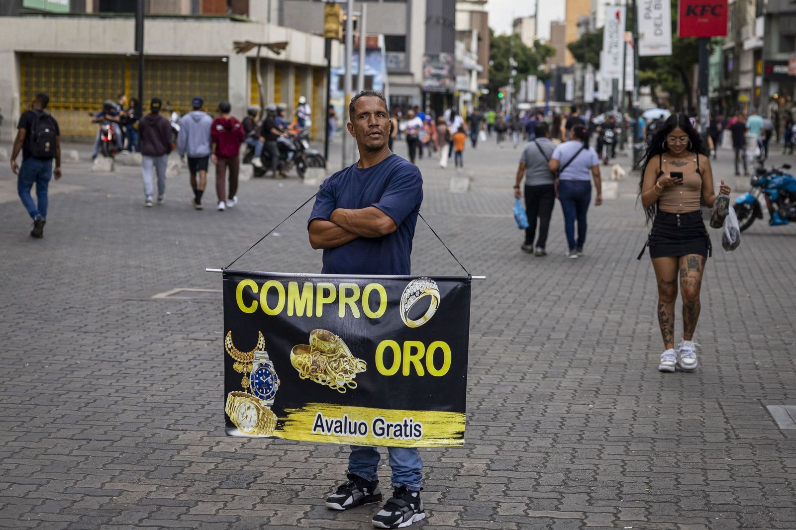 Un comerciante compra oro en una de las calles centrales de Caracas.