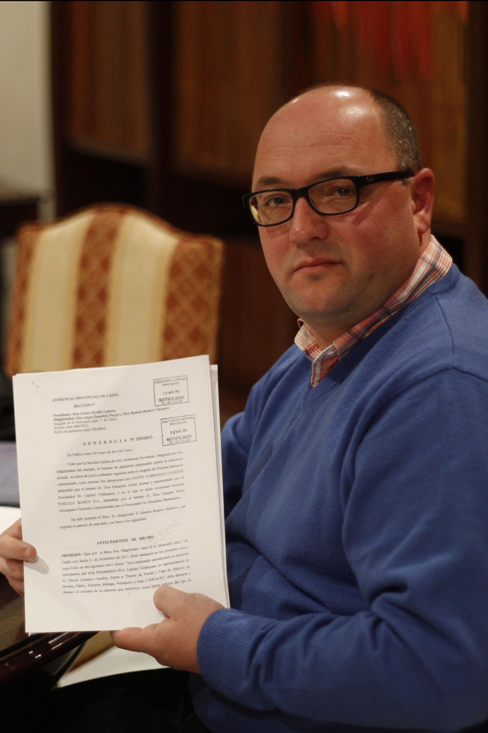 David Carrasco Candón enseña la sentencia que ganó.