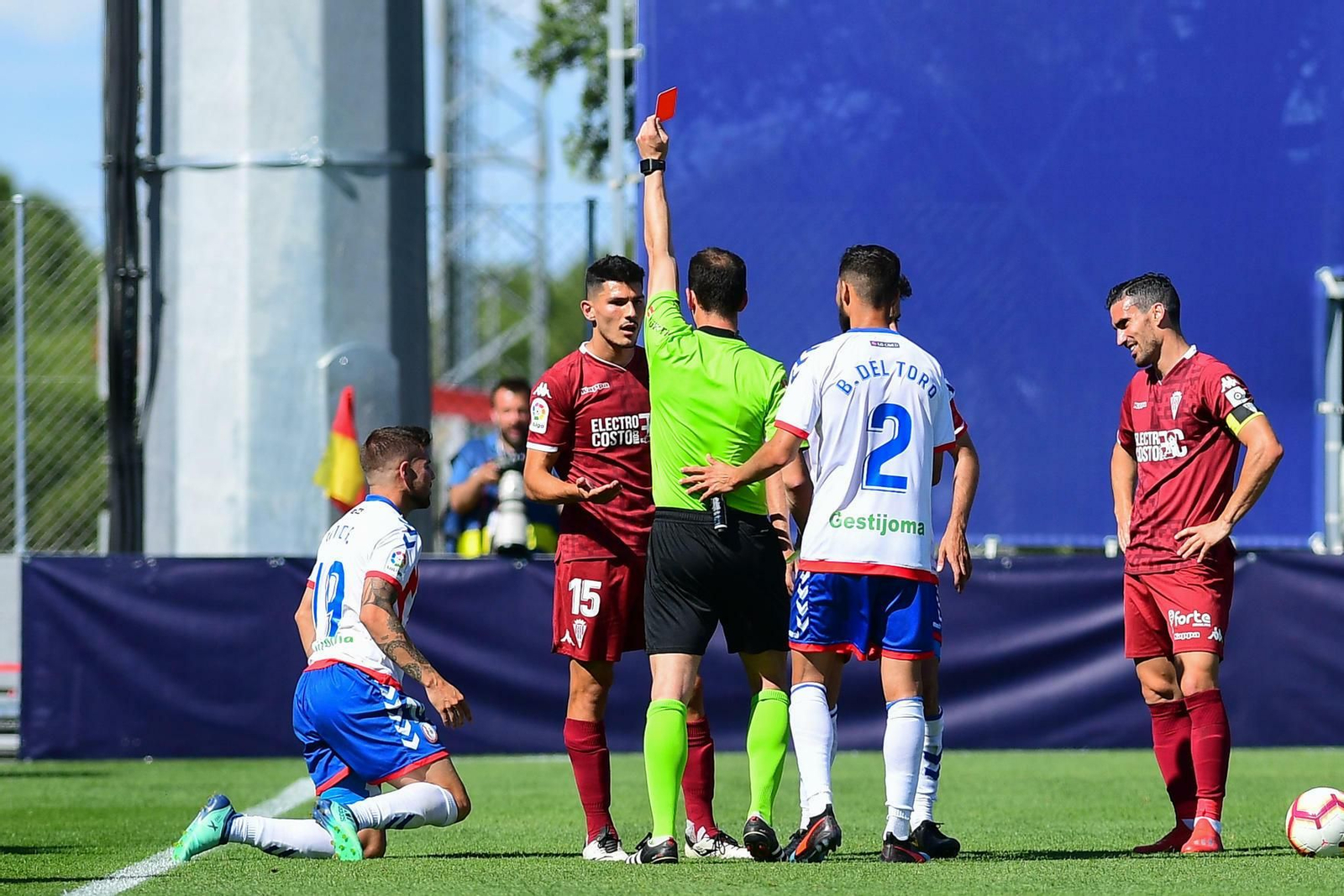 Pérez Pallas muestra la cartulina roja a Loureiro, en el duelo ante el Rayo Majadahonda.
