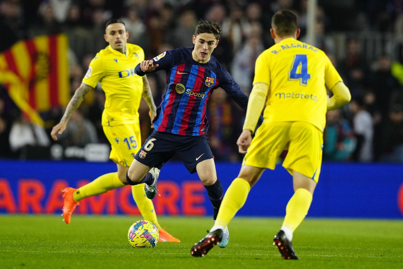 Gavi encara a Rubén Alcaraz ante la mirada de Roger.