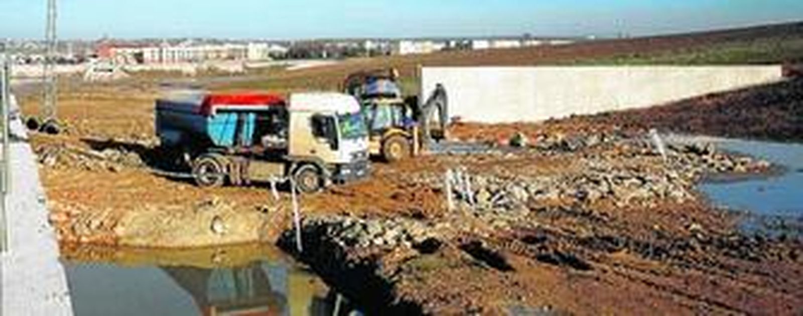 Construcción de uno de los tres diques con los que se pretende frenar el caudal del arroyo Argamasilla.