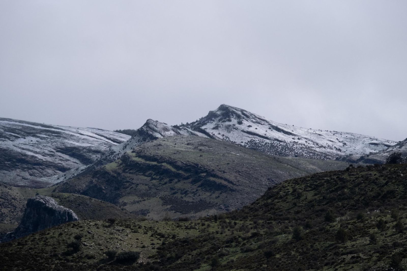 El Parque Nacional Sierra de las Nieves se viste de blanco, en imágenes