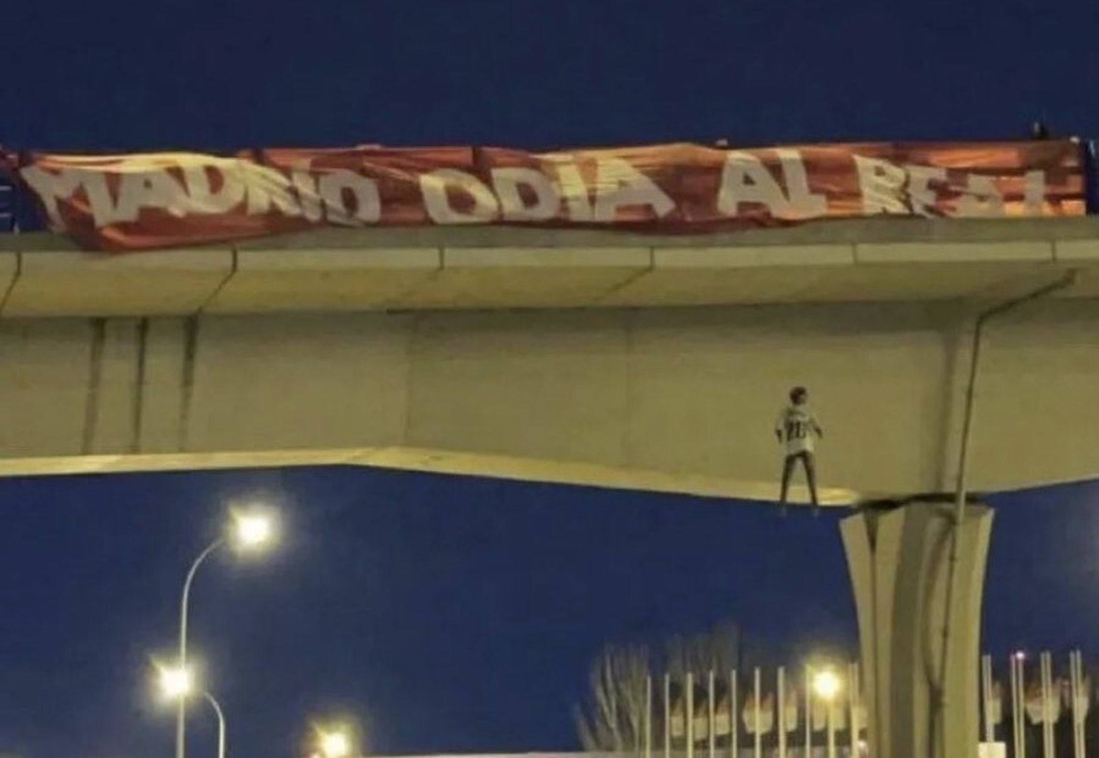 El muñeco con la camiseta de Vinícius colgado de un puente.