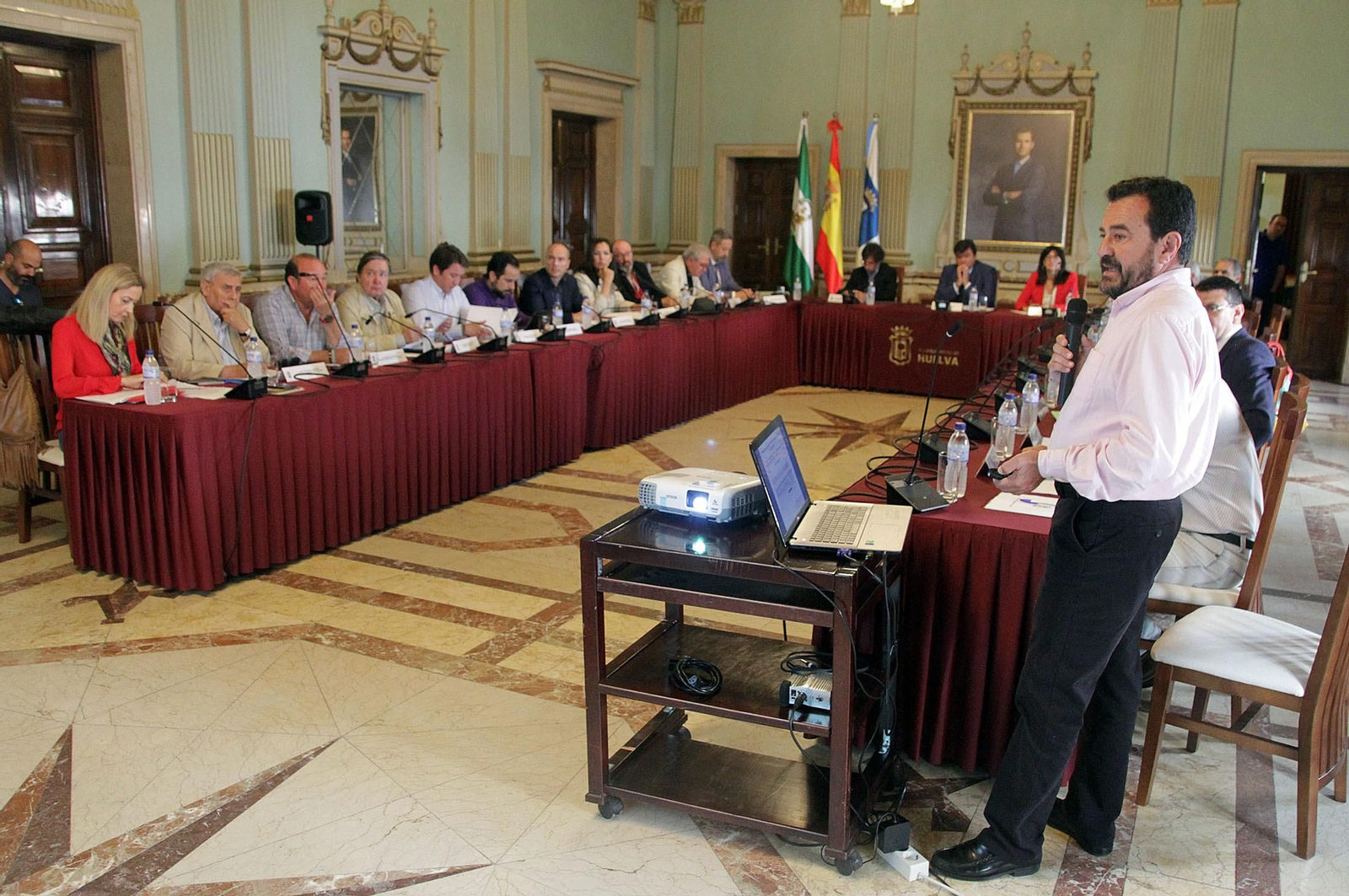 Imágenes de la Mesa de los Fosfoyesos celebrada en el ayuntamiento