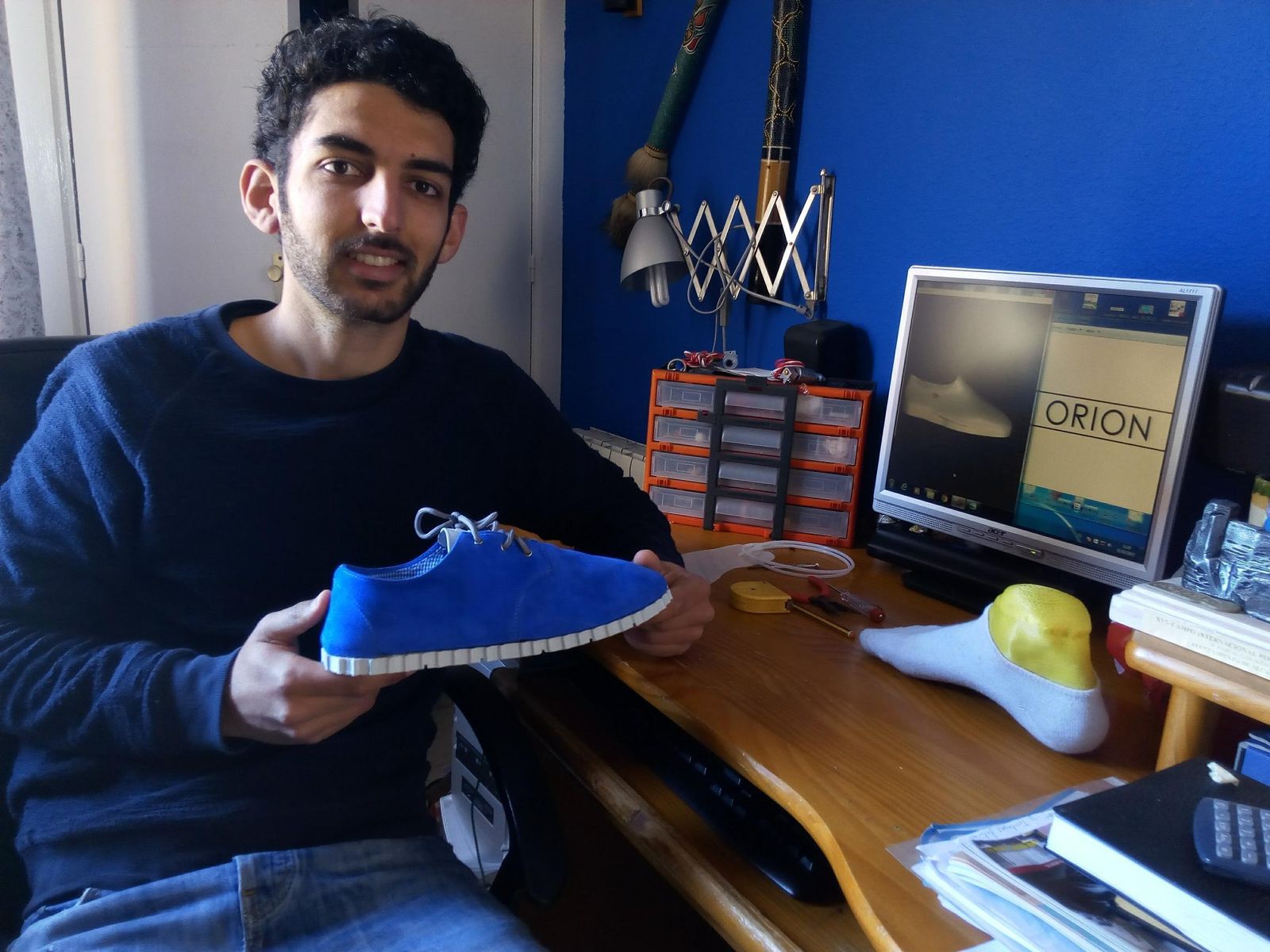 Emilio Quirós, en su estudio mostrando uno de los prototipos que ha fabricado para la marca Orion, impulsada por él mismo.