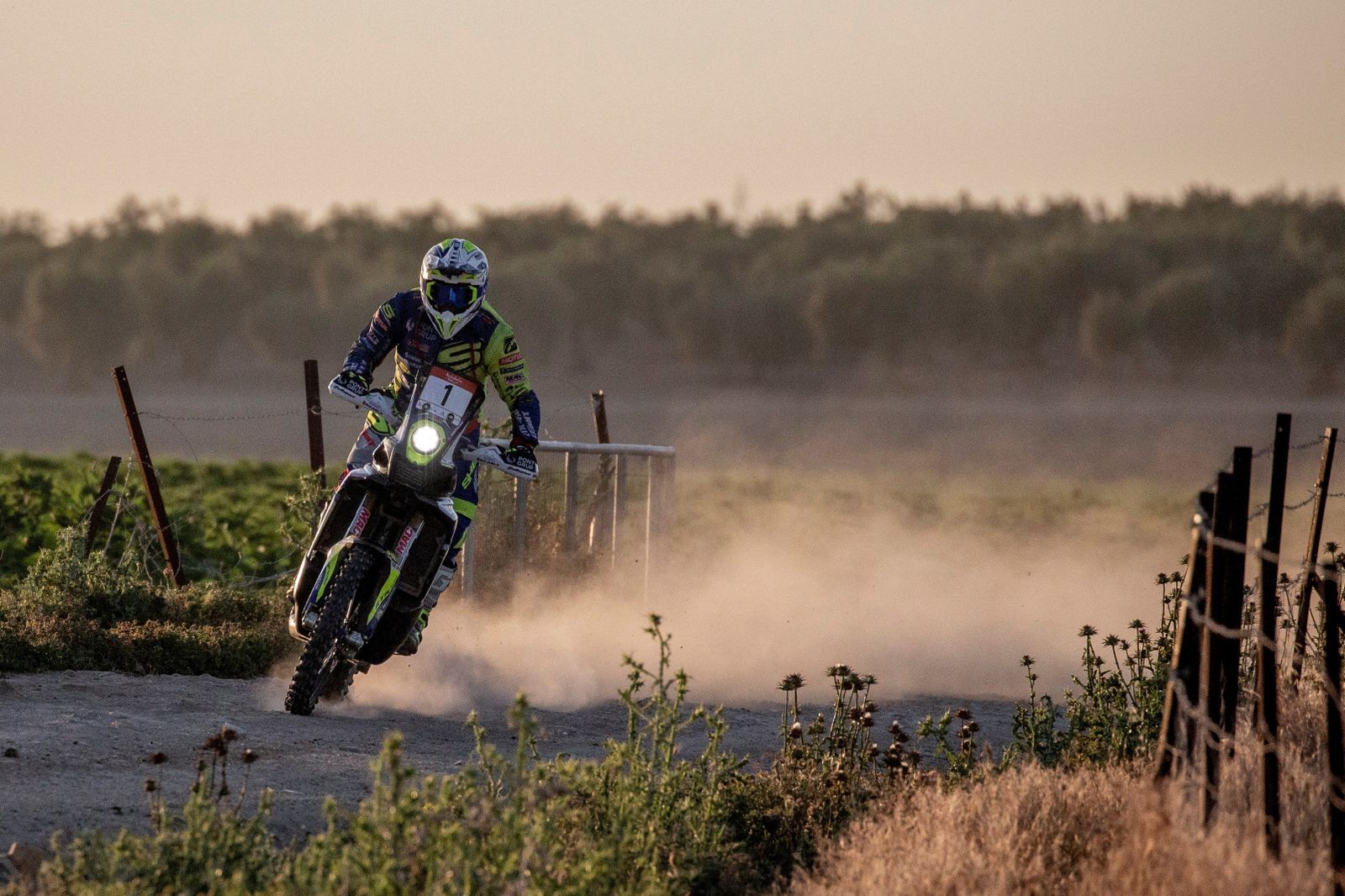 Los grandes del Dakar enseñan el paisaje rural de Andalucía