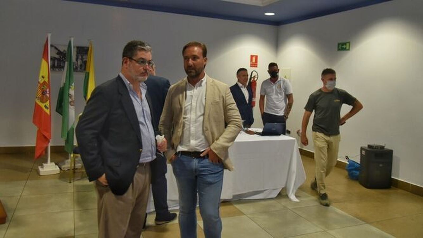 José Alberto Reygadas y Álvaro Moya, durante la última asamblea de la UD Los Barrios