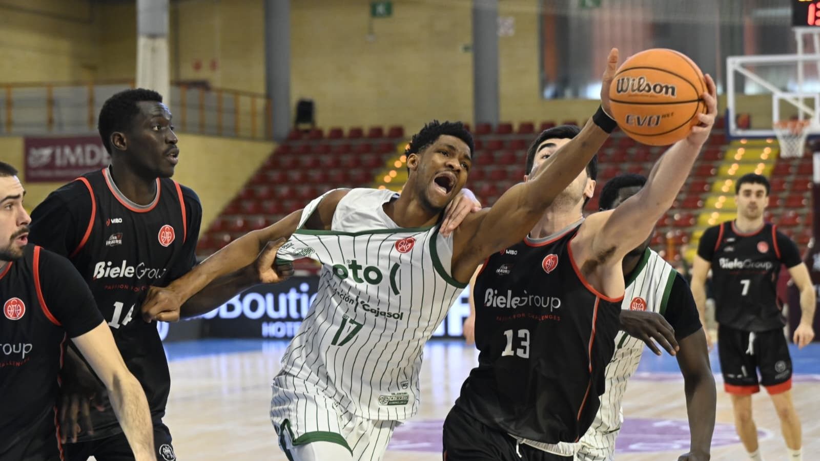 Sagnia lucha el balón ante Sagna y Olaizola.