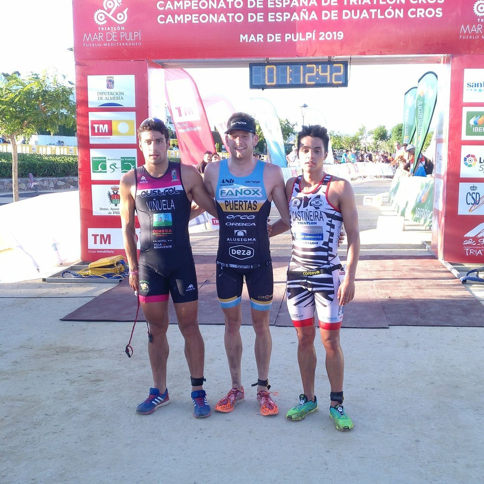 Camilo Puertas, en el centro de la imagen, junto a sus compañeros de podio.