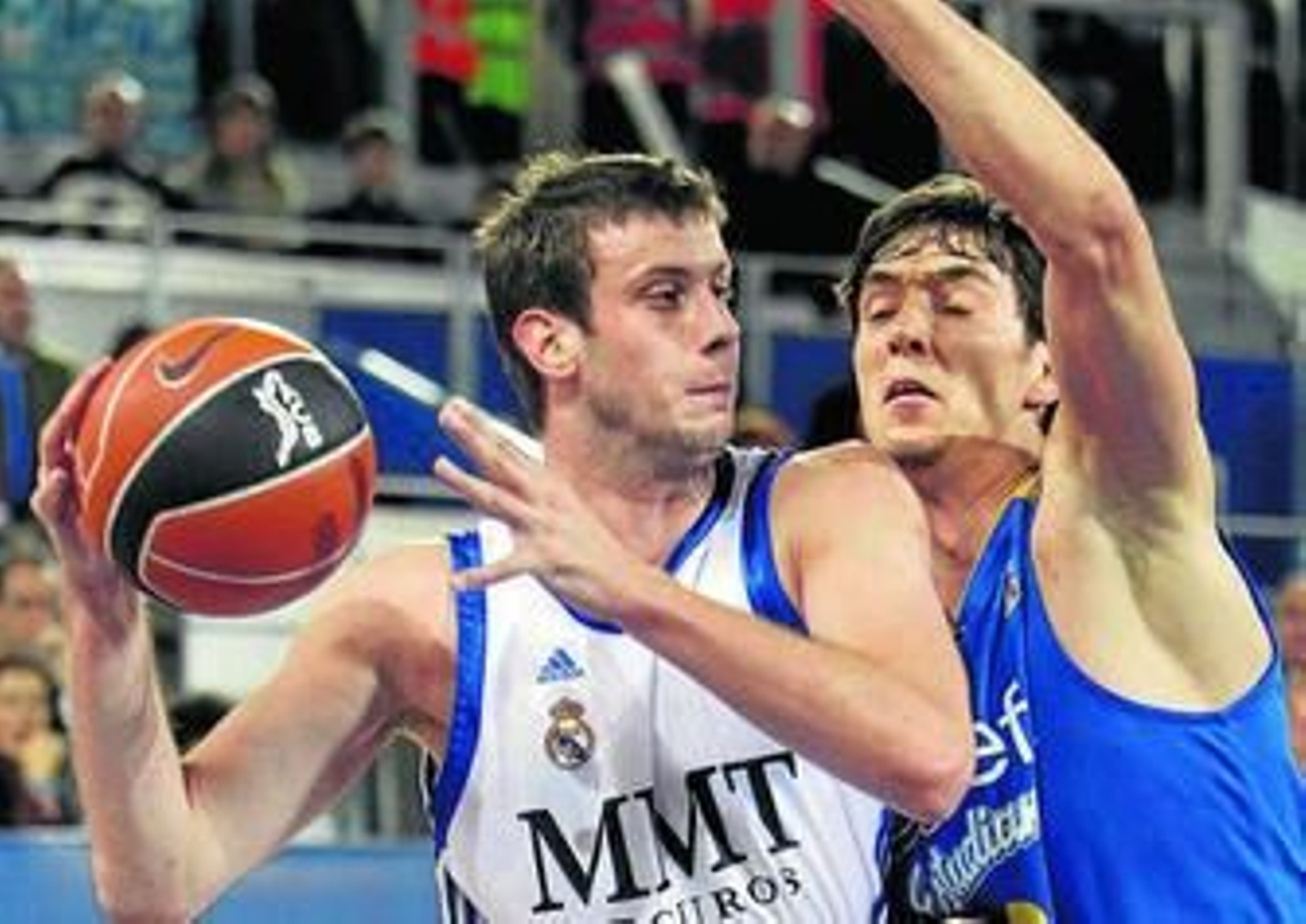 Velickovic mantiene la pelota presionado por Welsch.