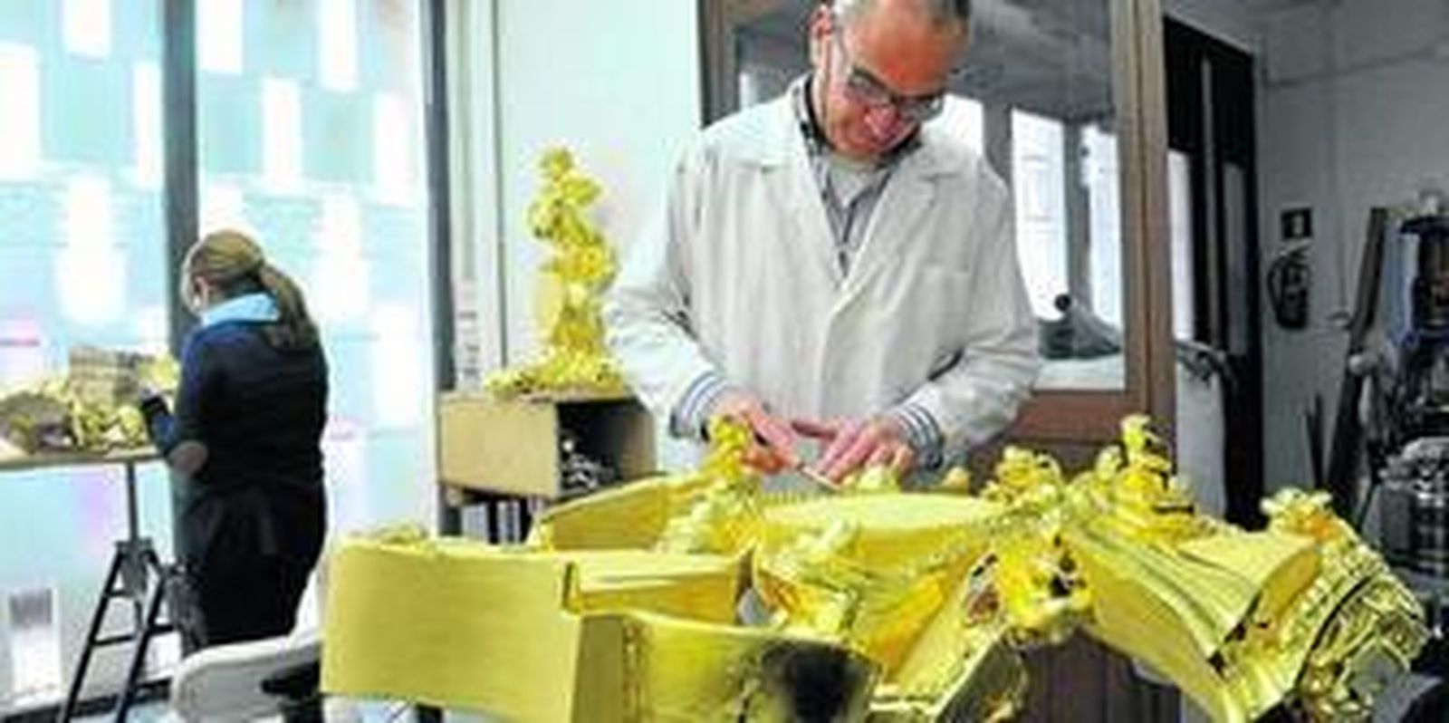 El dorador Javier González, uno de los más reconocidos en su oficio, es de los pocos artesanos que ocupan actualmente un taller en el Parque Arte Sacro.