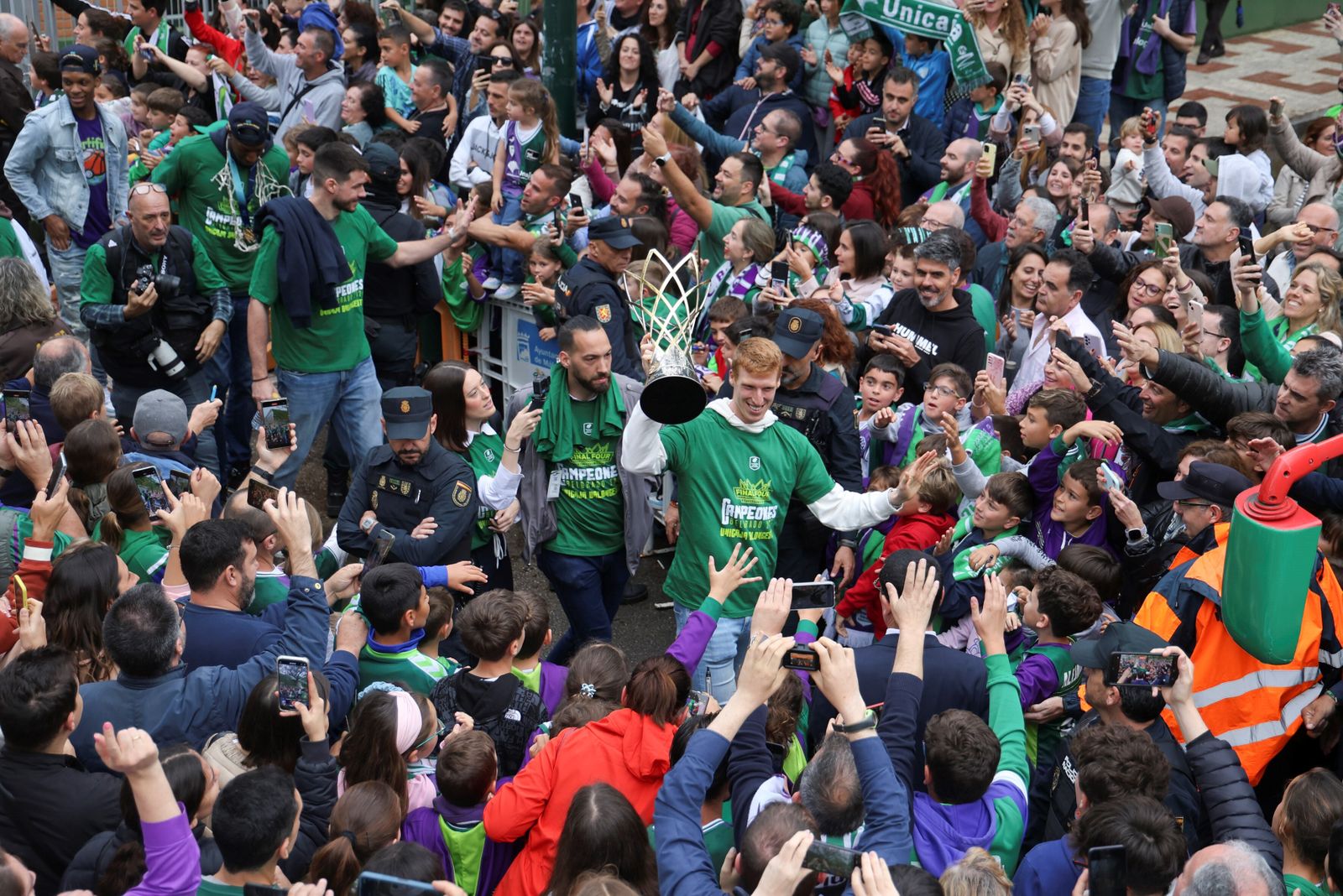 El Unicaja celebra en las calles de Málaga el título de la BCL