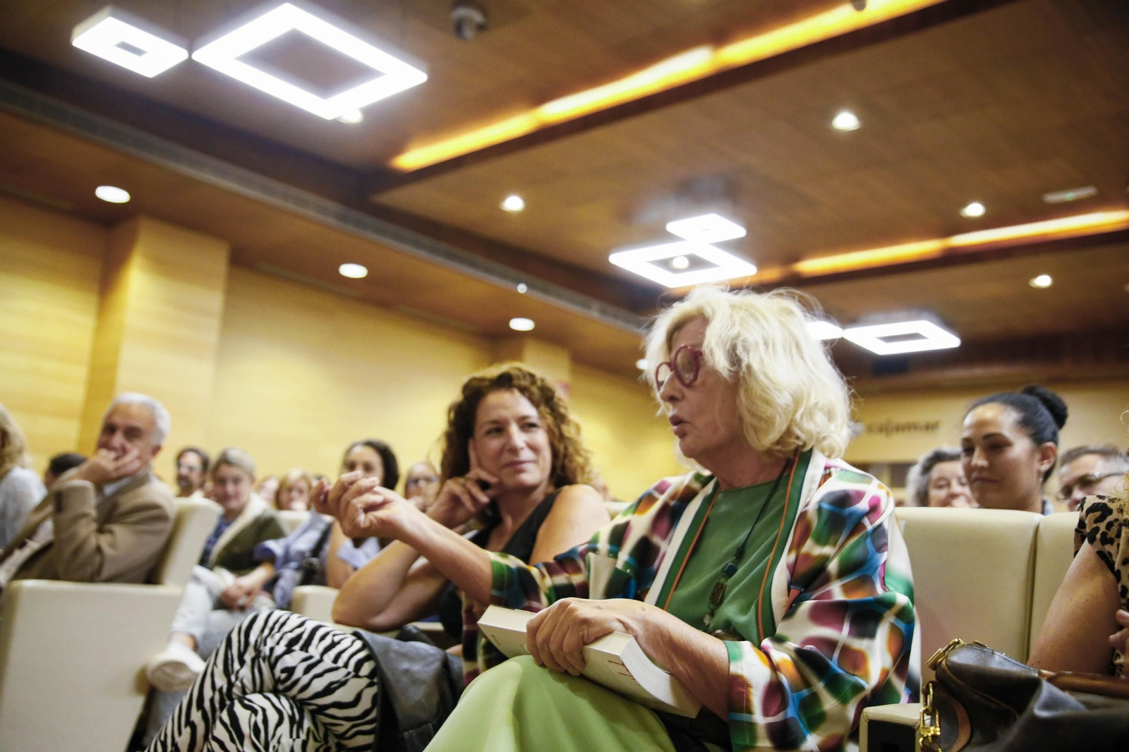 Carmen Mola presenta su libro "El clan" en la Casa de las mariposas de Almería, en imágenes