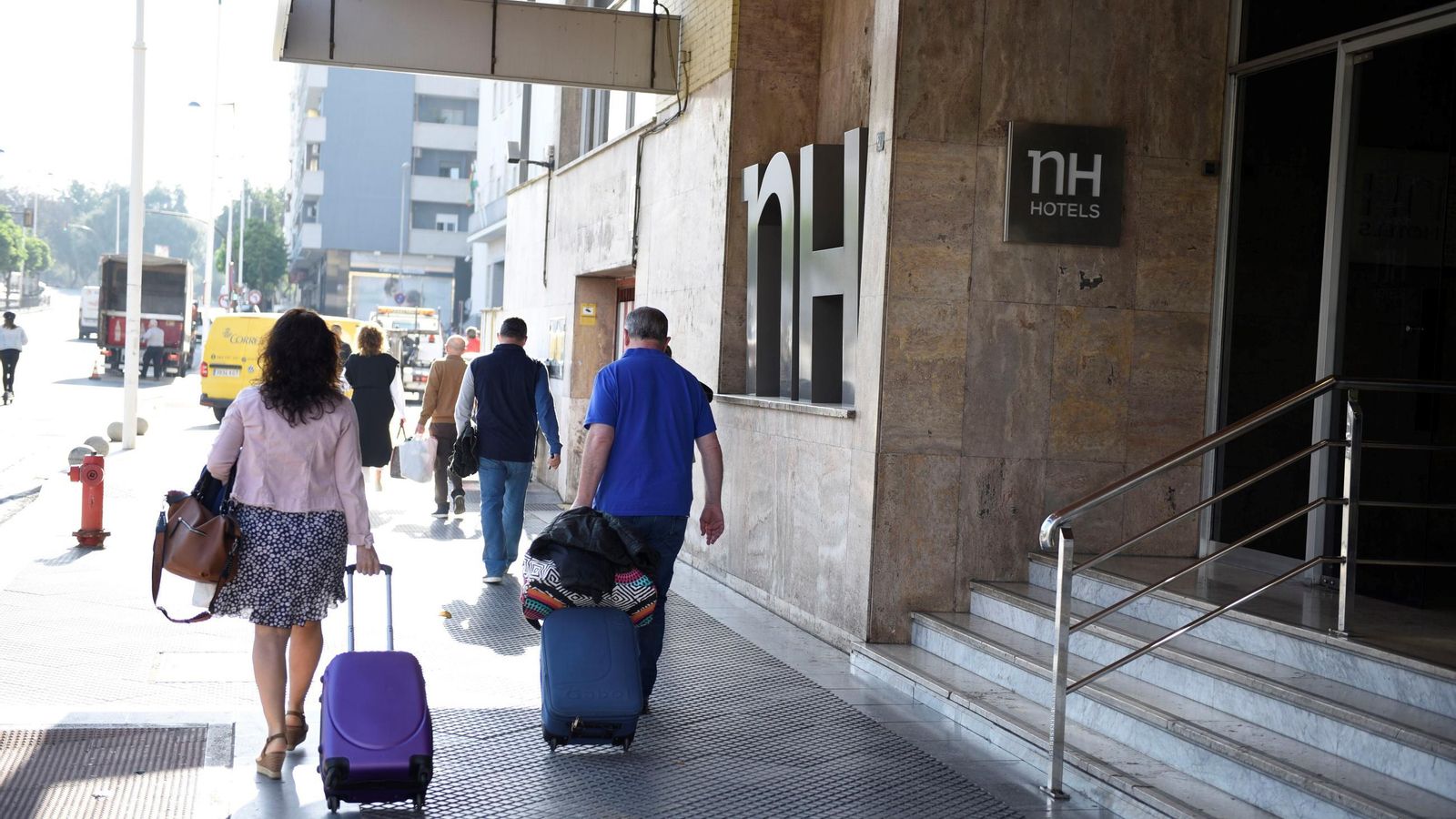 Personas saliendo de uno de los hoteles de Huelva.