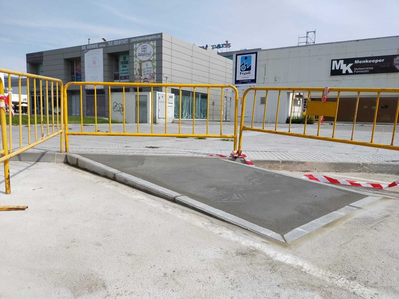 Una de las rampas de acceso a una plaza de aparcamiento para personas con movilidad reducida.