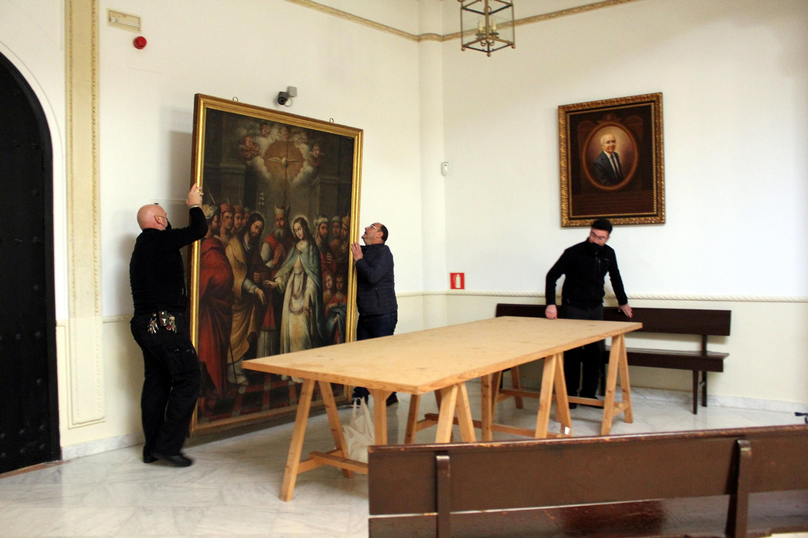 Traslado del lienzo ‘Los desposorios de la Virgen’, propiedad de la Hermandad del Gran Poder, para su restauración gracias a estas ayudas.