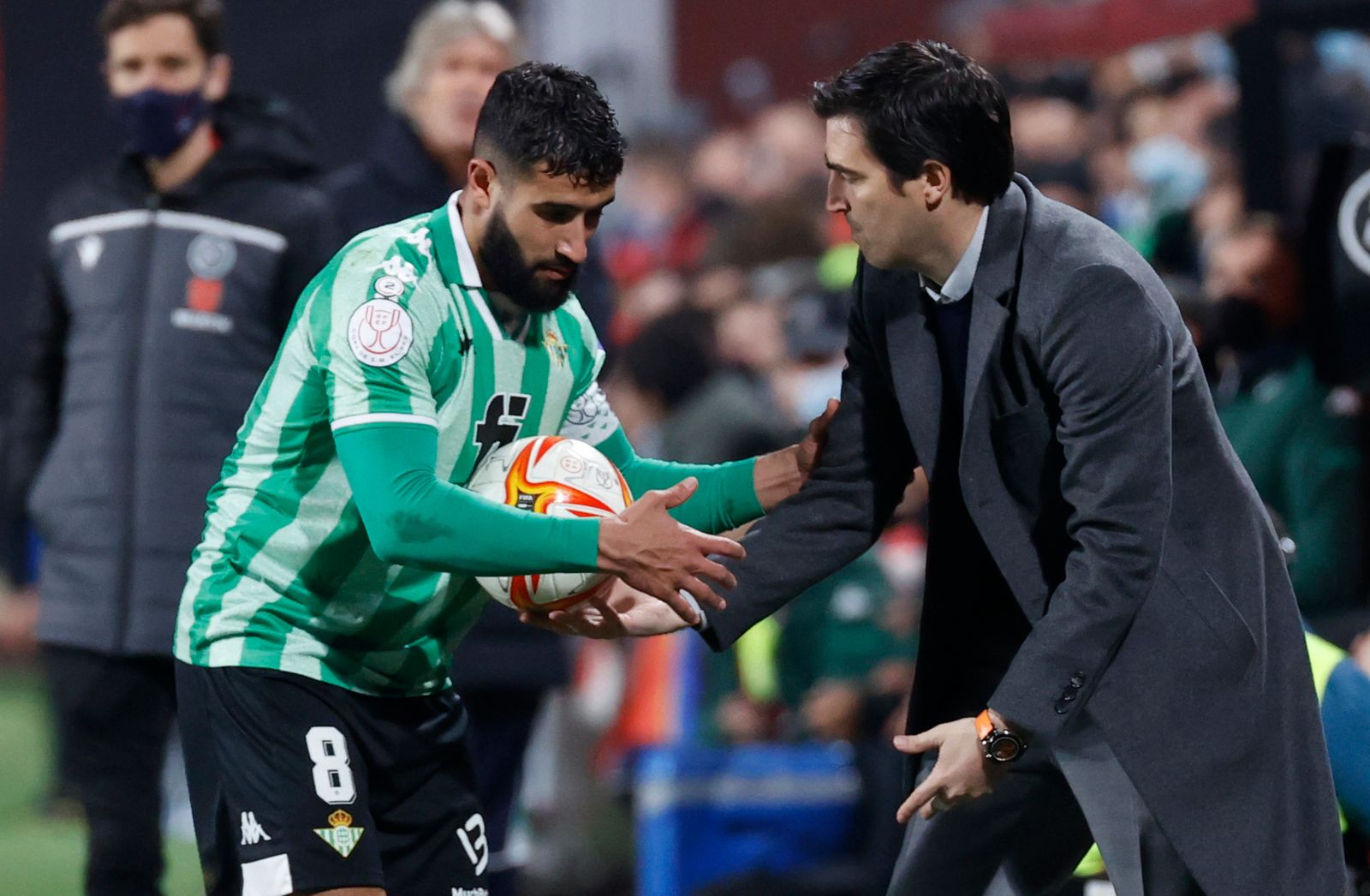 Iraola le da un balón a Fekir en una acción del partido.