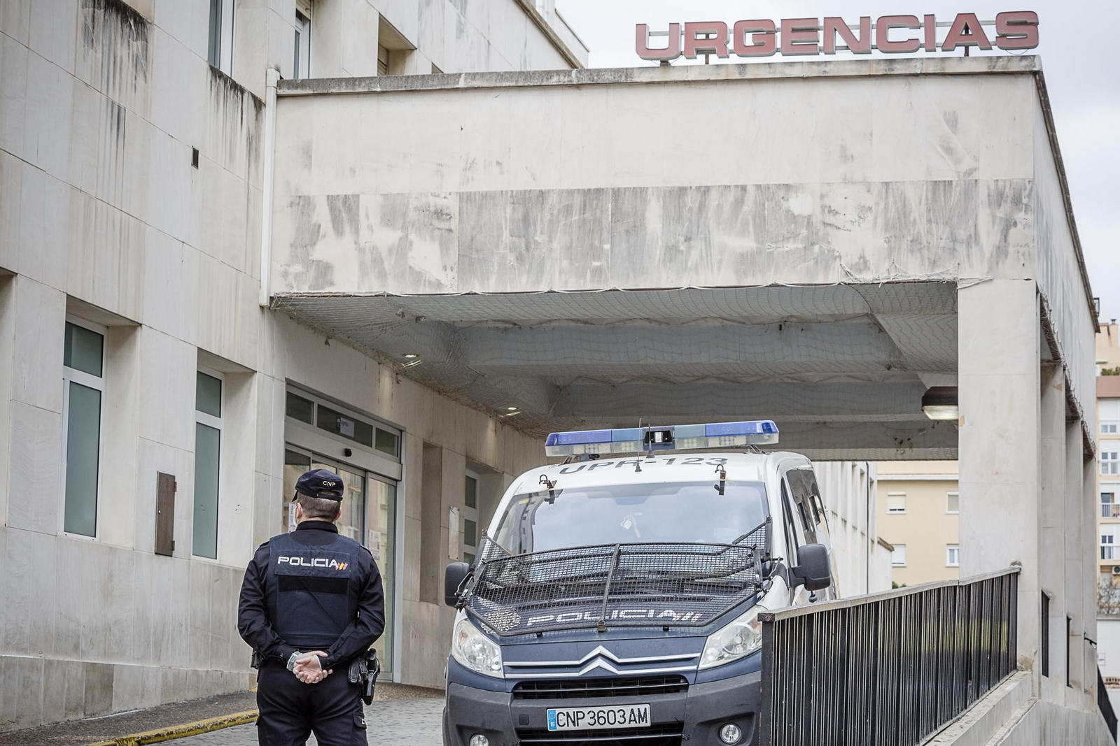 Entrada a urgencias del Hospital Puerta del Mar custodiada por la policía.