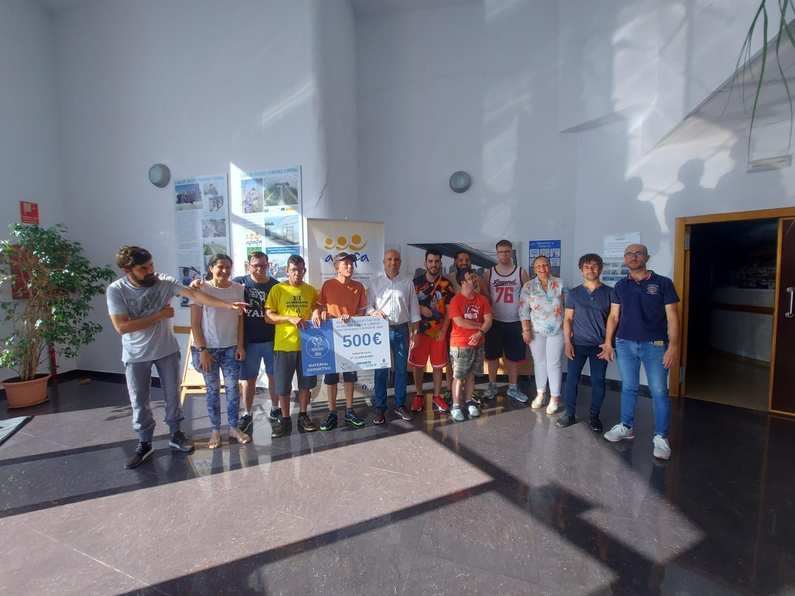 El diputado de Deportes hace entrega del premio ‘Almería Juega Limpio’ a APAFA en la sede de la asociación velezana.