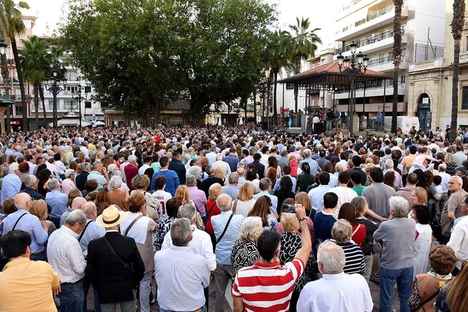 Imágenes de la concentración por las infraestructuras para Huelva