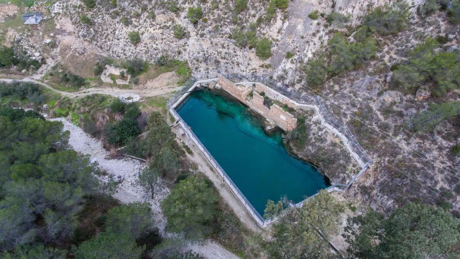 Antiguo batán de papel de estraza.