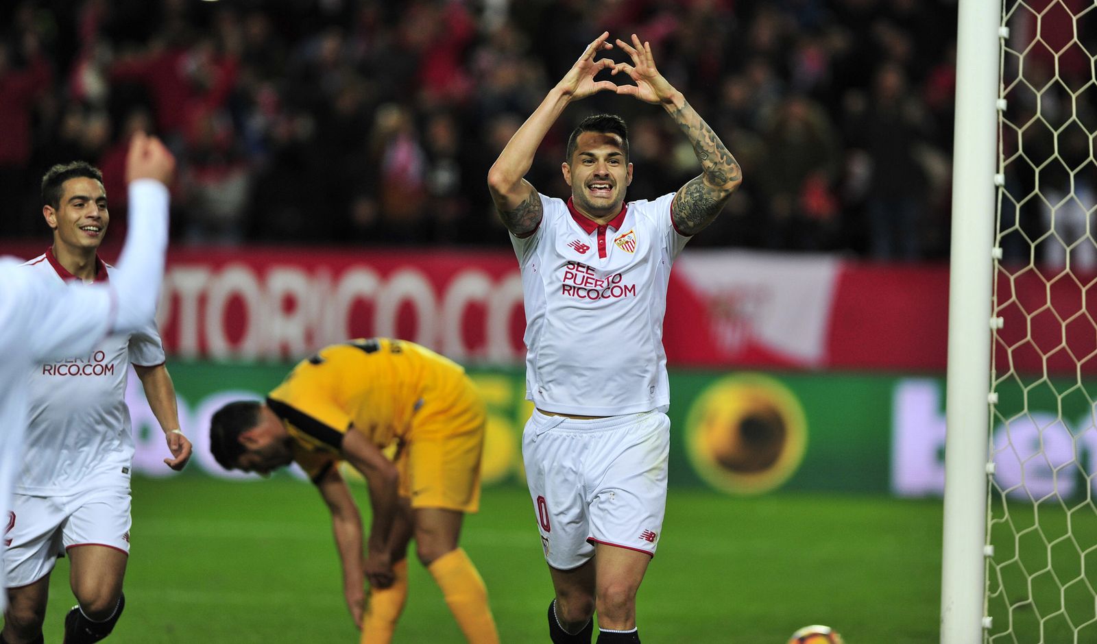 Vitolo celebra su tanto al Málaga.