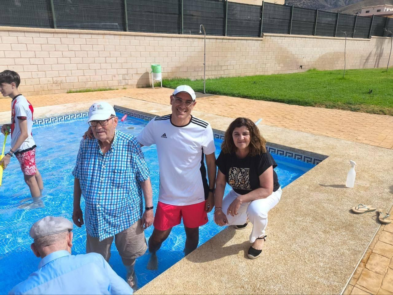 Vecinos disfrutando de la piscina.