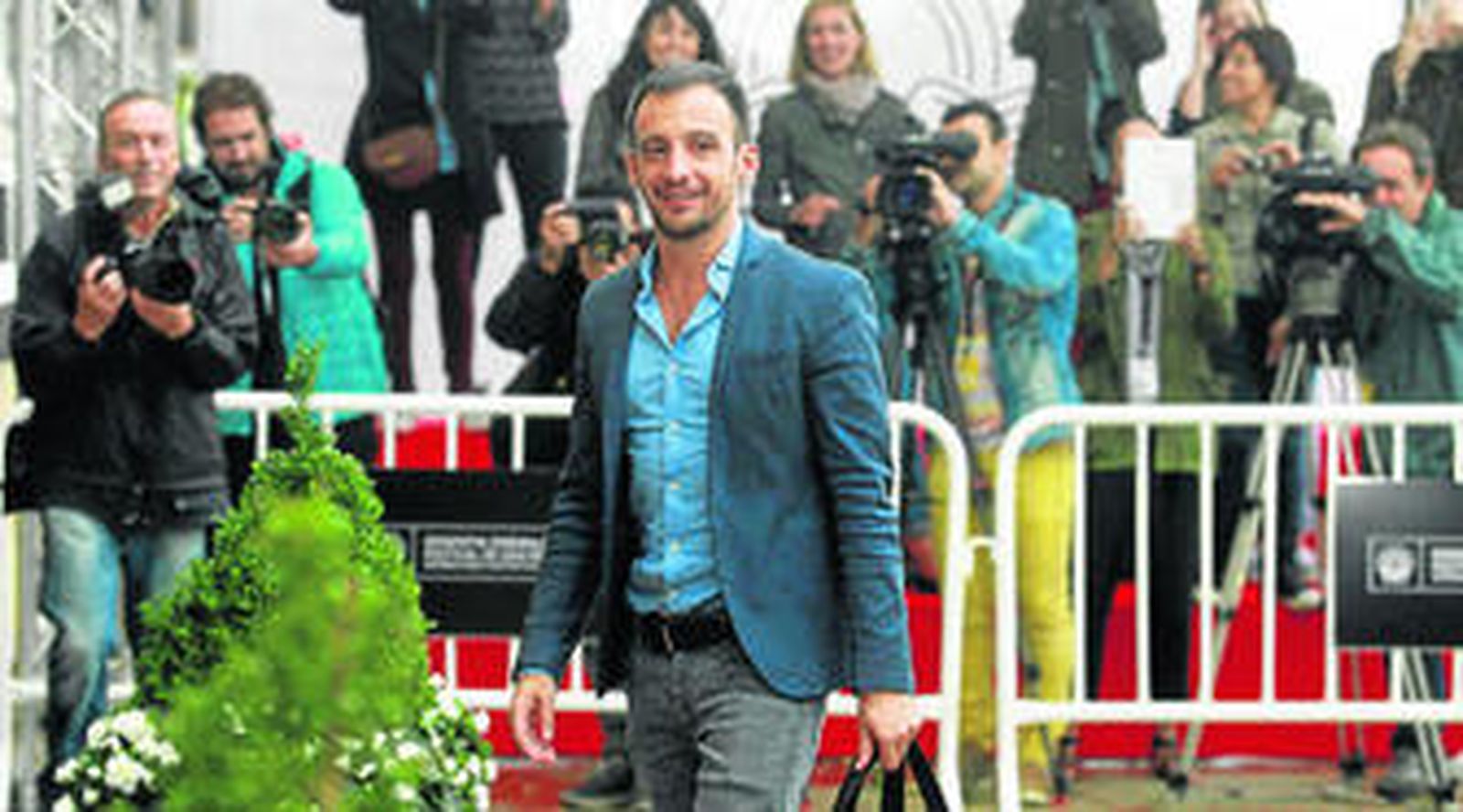 Alejandro Amenábar, fotografiado ayer a su llegada a San Sebastián, donde presenta hoy 'Regresión'.