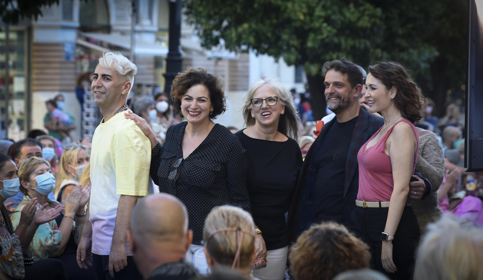 El desfile de moda flamenca de la Avenida de la Constitución, en imágenes