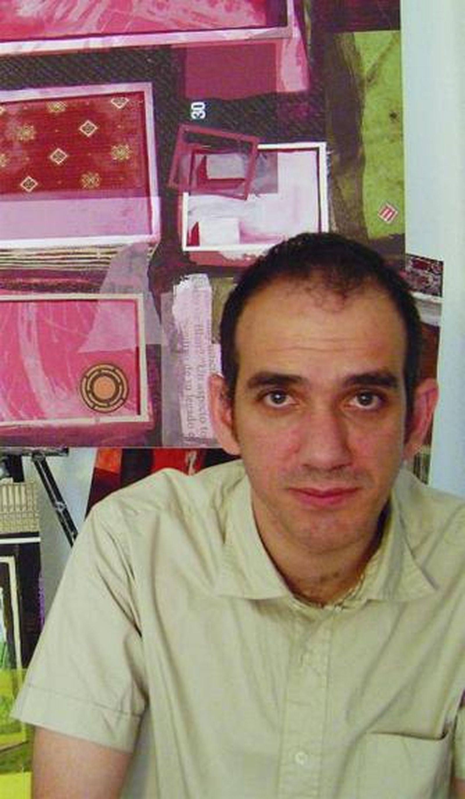 Francisco José Fernández Olivares, junto a su obra.