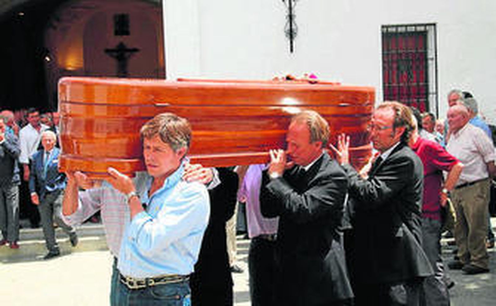 Impresionante manifestación de duelo en el adiós a García Cebada