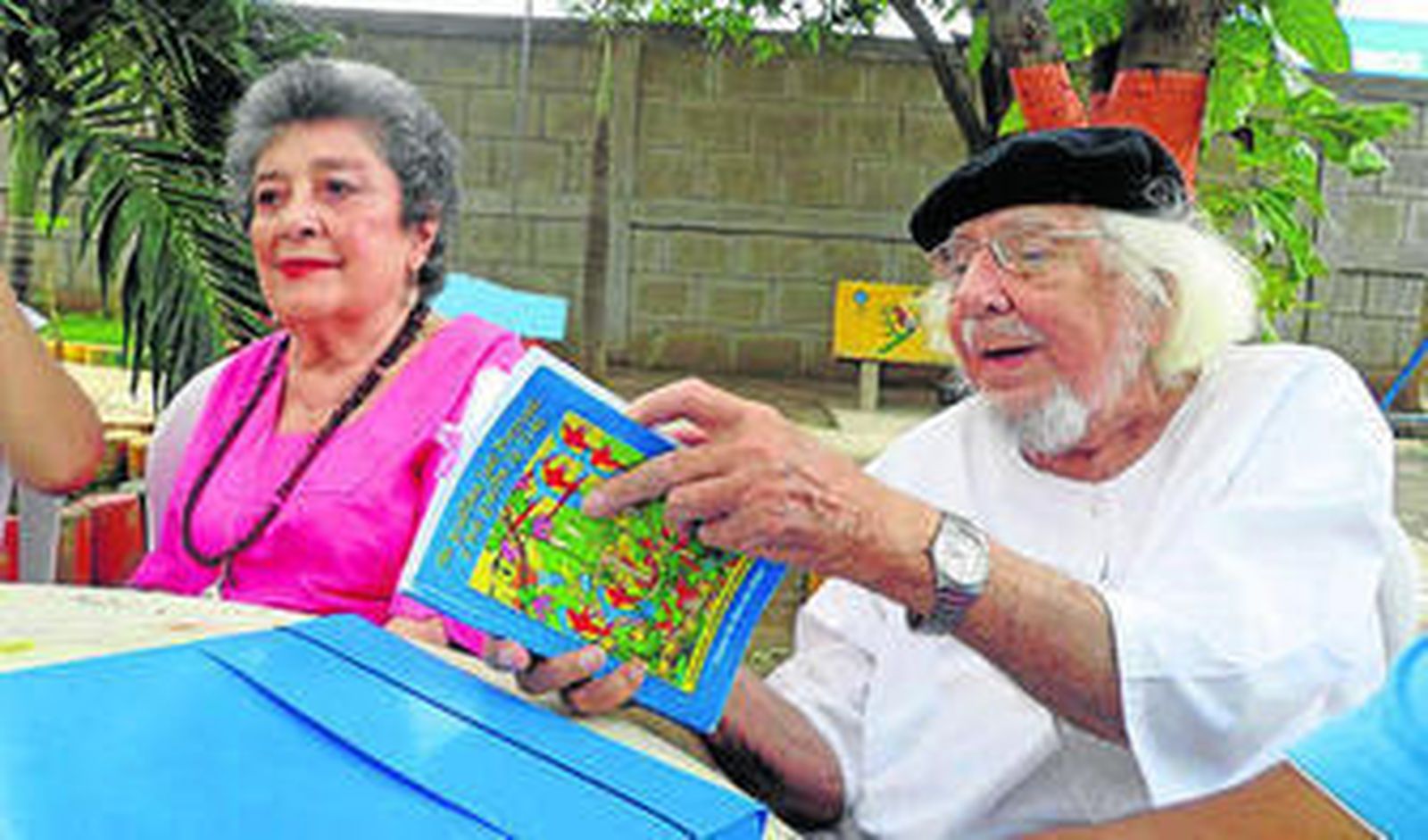 Claribel Alegría y Ernesto Cardenal, durante uno de los talleres.